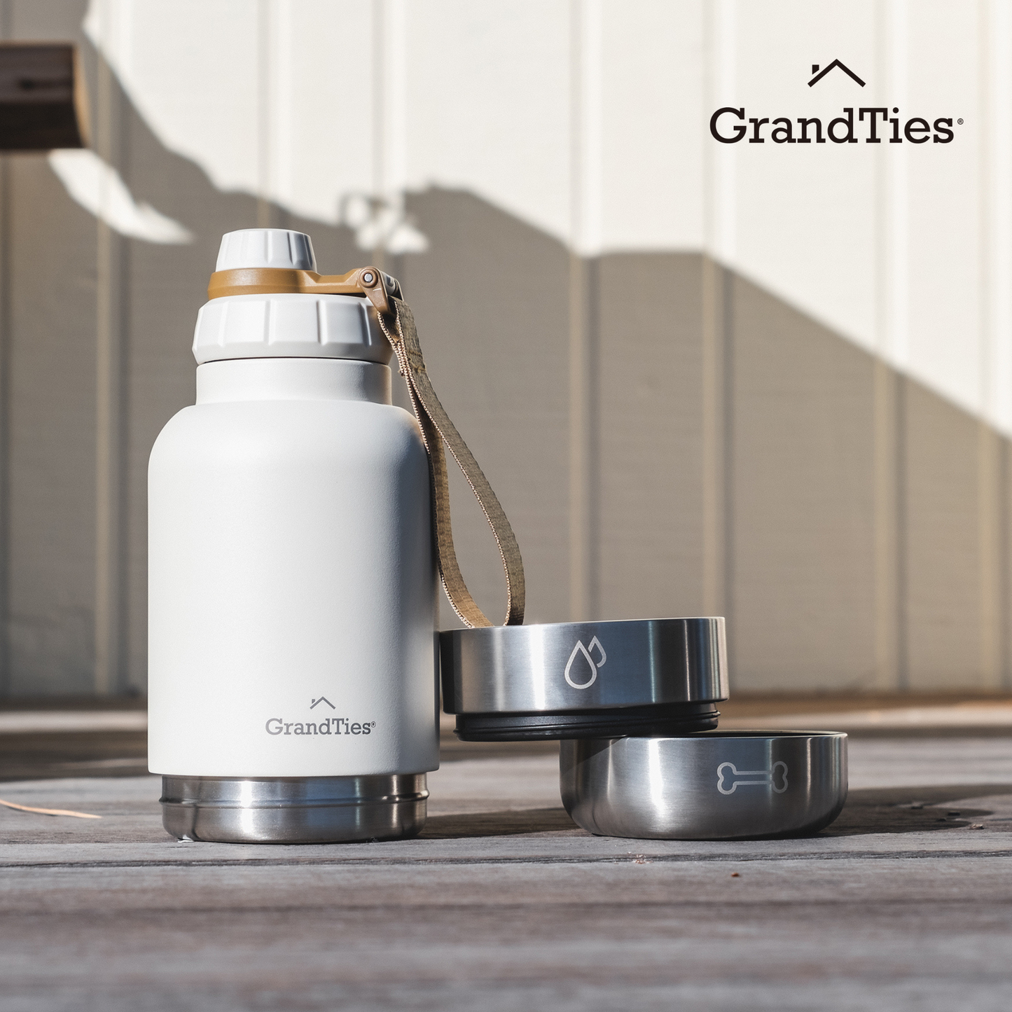 Insulated Stainless Steel Water Bottle with Two Detachable Bowls for Dogs and Pets| 32oz/950ml - GrandTies