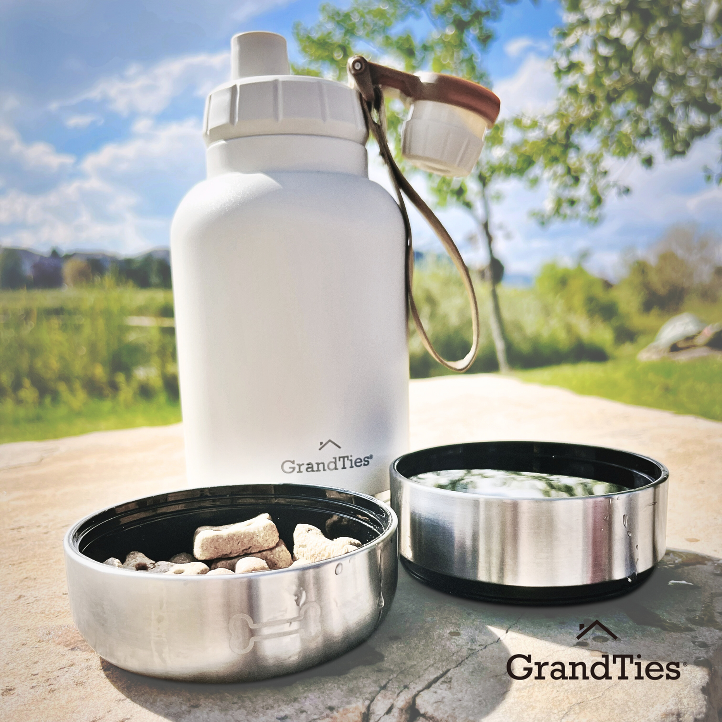 Insulated Stainless Steel Water Bottle with Two Detachable Bowls for Dogs and Pets| 32oz/950ml - GrandTies