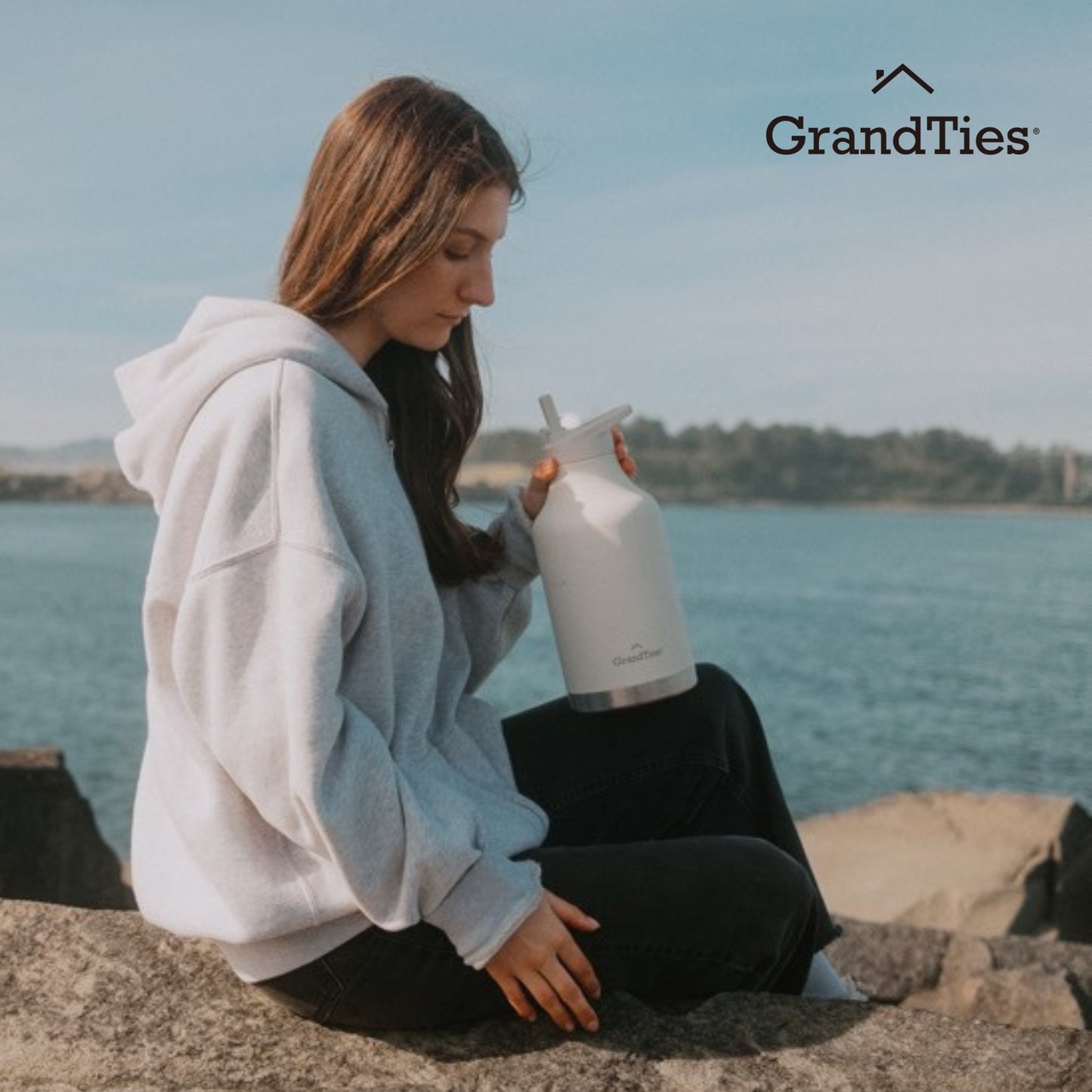 Insulated Travel Water Bottle with Two Handle Lids | 64oz/1890ml - Grandties